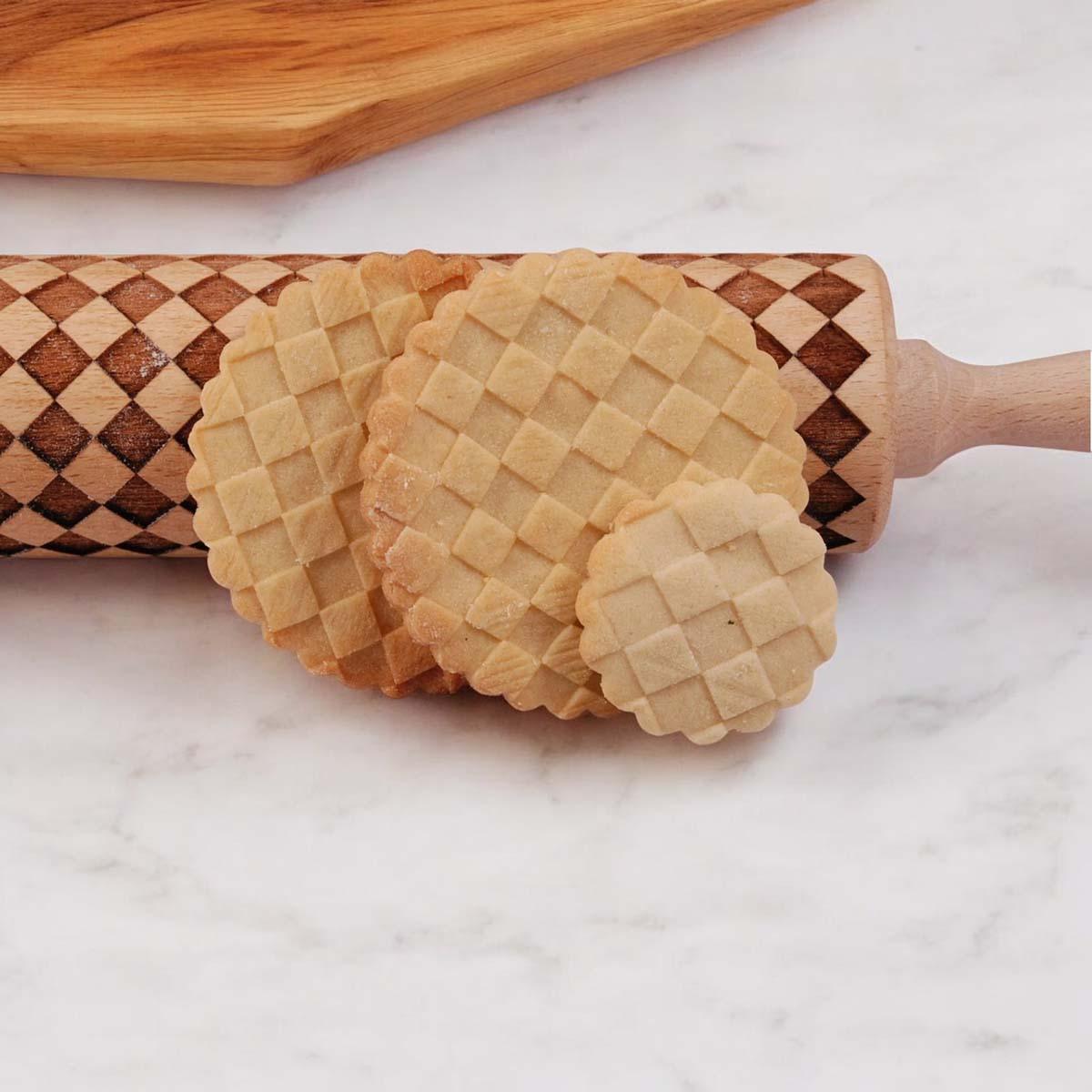 Courtly Check Engraved Rolling Pin with Cookie Cutters